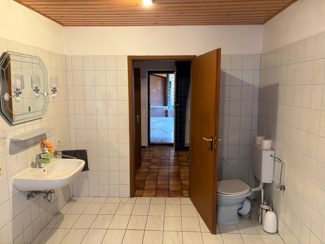 haustechnik_bhs_referenzbild_badezimmer_waschbecken_WC