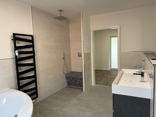 haustechnik_bhs_referenzbild_badezimmer_neu_dusche_versetztes_waschbecken