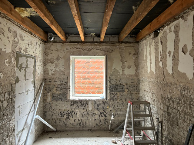 haustechnik_bhs_referenzbild_badezimmer_rohbau_entkernt_1_640x480