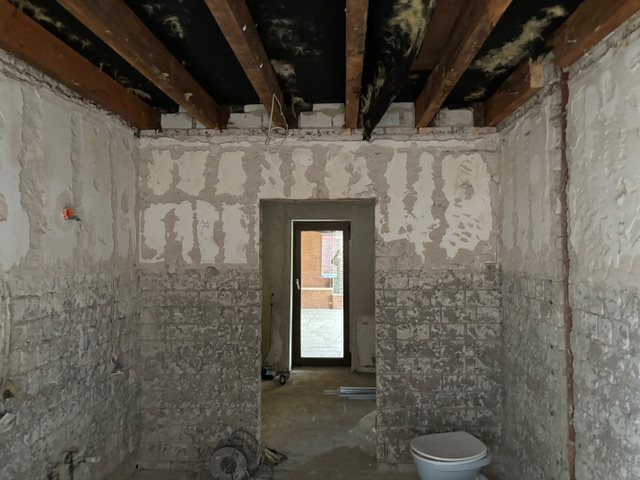 haustechnik_bhs_referenzbild_badezimmer_rohbau_entkernt_2_640x480