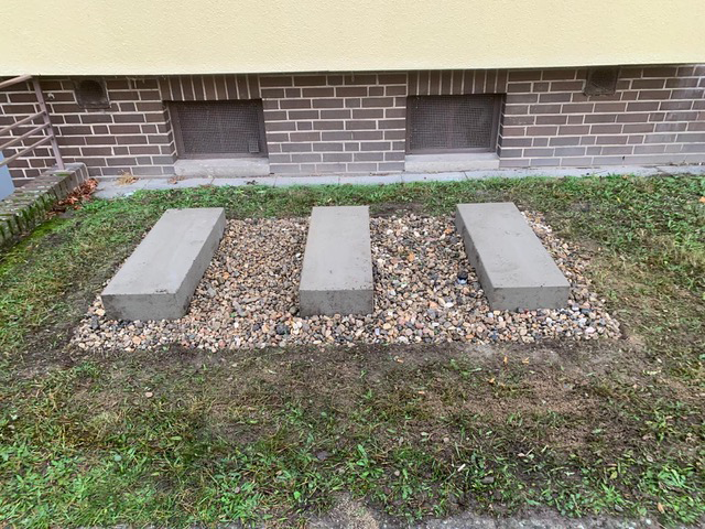 haustechnik_bhs_referenzbild_luftwaermepumpe_fundament_2_640x480 Betonfundamente im Außenbereich als stabile Basis für die Installation einer Luftwärmepumpe.
